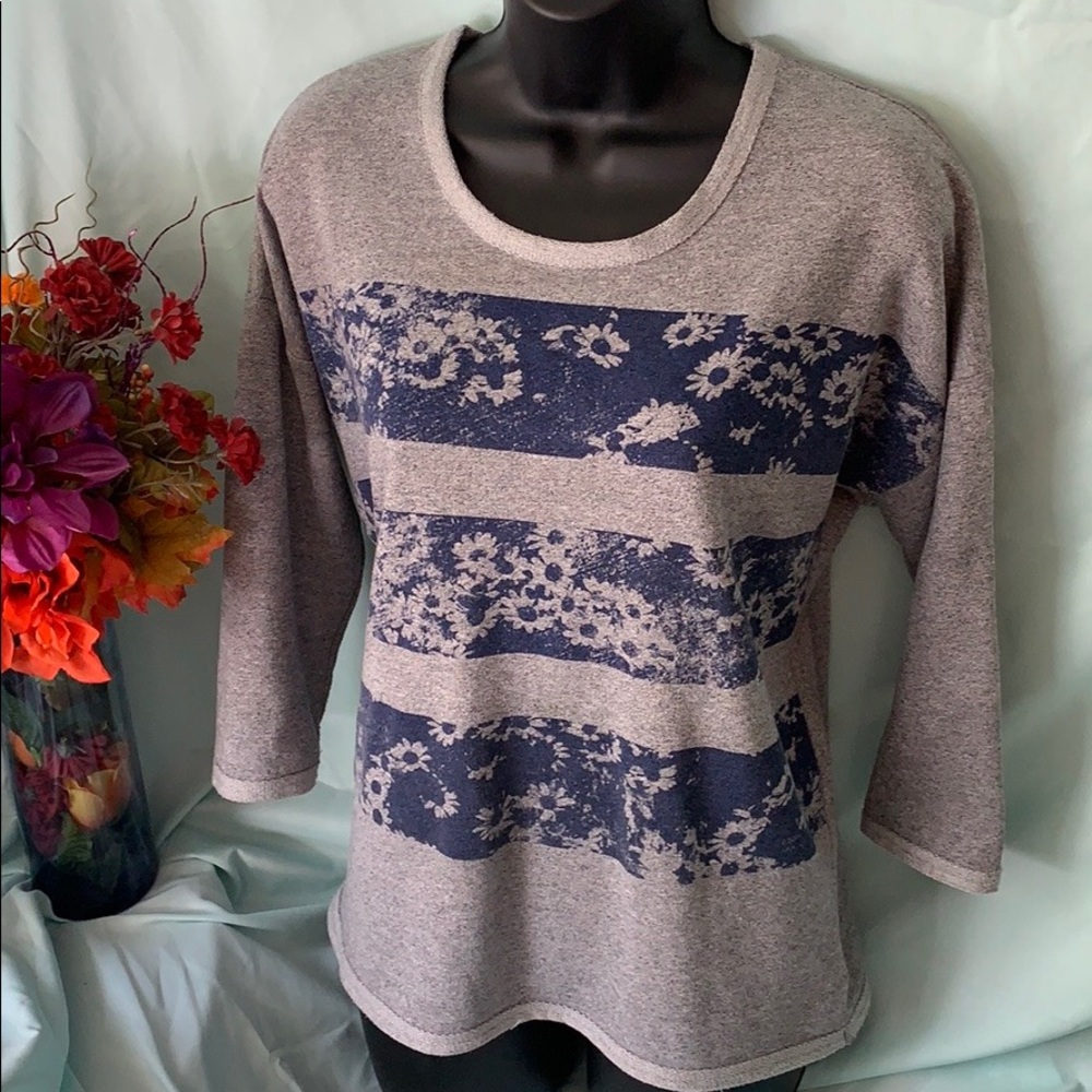 DH3 pullover with sunflower details